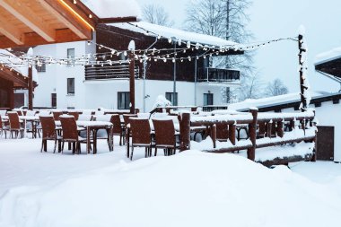Kışın kar altında açık bir kafede. Boş Noel Kafesi
