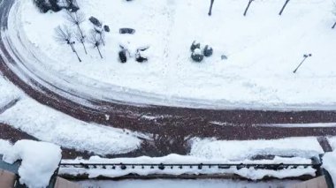 Yola kar yağıyor. Yukarıdan görüntüle