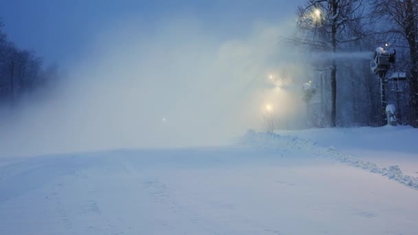 Les Canons Neige Travaillent Sur Piste Ski Nuit — Video