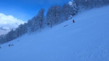 Kayakçı dik bir kayak yamacından düşüyor. Profesyonel ol. geniş açı