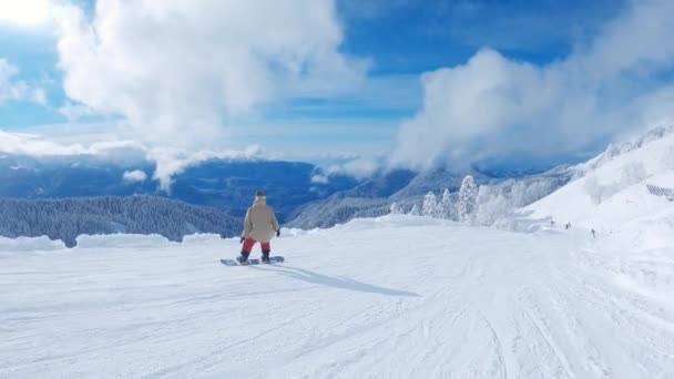 Snowboarden Piste Een Skigebied Hoog Bergen Skidal — Stockvideo