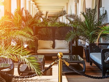 Güney otelinin terasında dinlenme alanı.