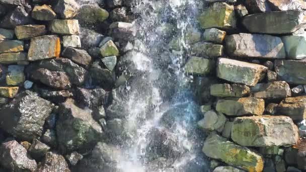 荒い大きな石の上に流れる水の吹く流れ装飾的な屋外の噴水 — ストック動画