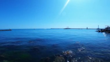 Açık bir günde mavi, parlak, sakin bir deniz. Yaz deniz manzarası. Deniz ufku.