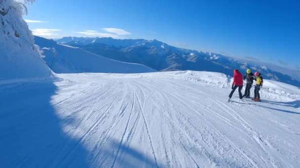 Rusia Sochi Roza Khutor 2021 Esquiar Una Estrecha Pista Esquí — Vídeos de Stock