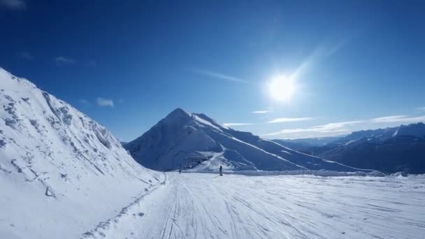 Skiën Een Skigebied Onder Felle Zon Hoog Bergen Rijden Onder — Stockvideo