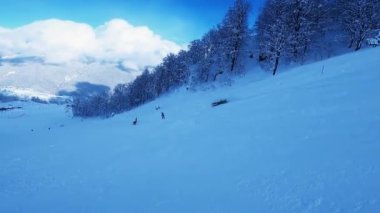 Kayakçı kayak pistinden aşağı düşer. Geniş Açı Go Pro