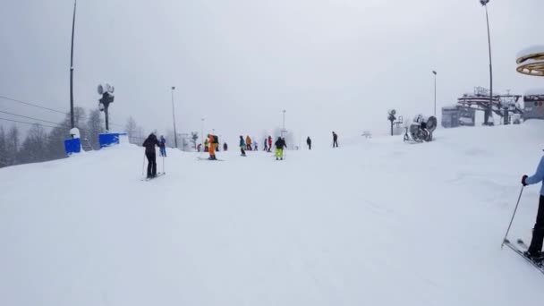 Rosja Soczi Roza Khutor 2021 Narty Dla Początkujących Narciarstwo Ośrodku — Wideo stockowe