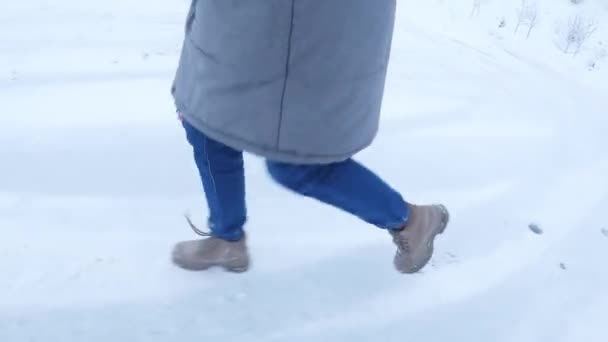 Los Pies Corren Largo Del Camino Invierno Nieve Una Mujer — Vídeo de stock