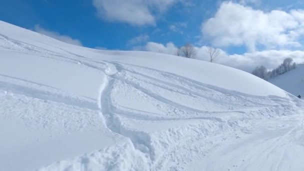 Downhill Σκι Ένα Χιονοδρομικό Κέντρο Ψηλά Στα Βουνά Μια Ηλιόλουστη — Αρχείο Βίντεο