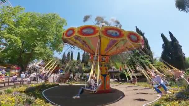 俄罗斯 索契Park Riviera 2022年5月28日 旋转着带链条的旋转旋转旋转木马 在索契里维拉公园有起飞和轮换座位的旋转木马 — 图库视频影像