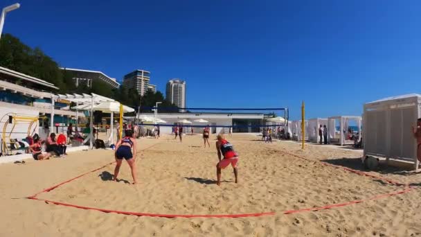 Rusia Sochi 2022 Jóvenes Jugando Voleibol Playa Arena Bajo Cielo — Vídeo de stock