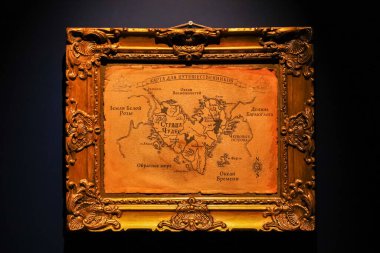 Rusya, Sochi Sihir Parkı 24.04.2022. Gezginlerin antik haritasını çerçevelettim. Gezginlerin dekoratif çerçevedeki antik haritası. Gezginlerin eski haritası çerçevelenmiş.