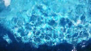 Rusya, Soçi. 28.05.2022. Parlak mavi su dalgaları. Açık hava jakuzisinin köpüklü suyu. Bir sokak çeşmesinin parçası