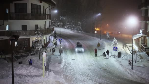 Rusya Sochi Roza Khutor 2021 Nsanlar Kar Yağarken Gece Sokakta — Stok video