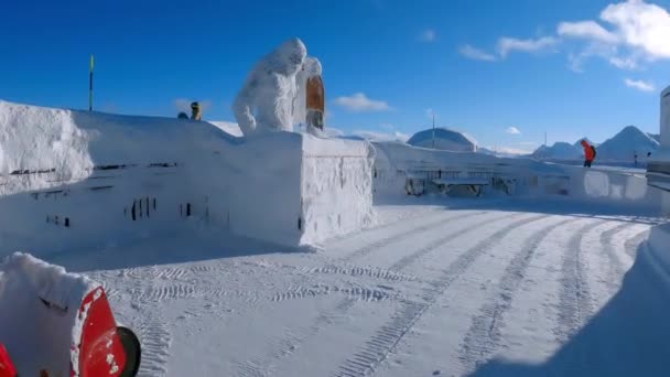 Russland Sotschi Roza Khutor 2021 Schneeyeti Geräumtes Wandergebiet Skigebiet Zeitlupe — Stockvideo