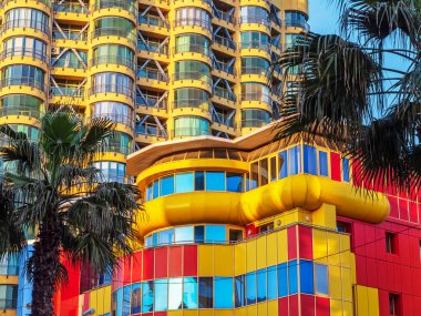 Rusya Soçi 16.04.2022. Alışılmadık bir dizaynın çok renkli yüksek binası.