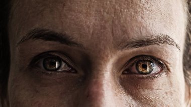 Güzel gözleri olan yaşlı kadınlar. Kapat.