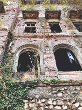 Savaştan sonra evleri yıktılar. Savaştan sonra evleri yıktılar. Boş sokakların Abhazya atmosferi