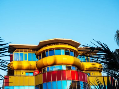 Rusya Soçi 16.04.2022. Alışılmadık bir tasarımı olan çok renkli bir bina. Bina orijinal tarzında..