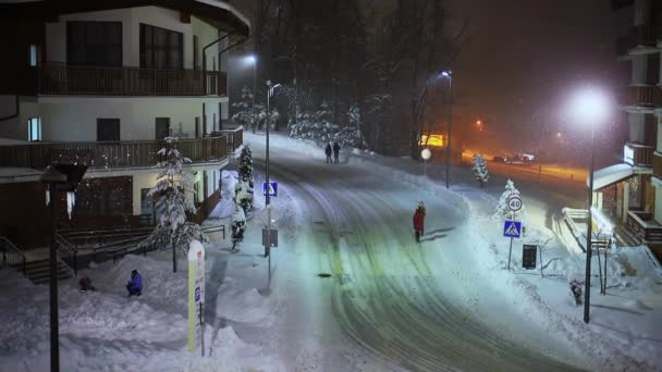 Россия Сочи Роза Хутор 2021 Лыжные Отели Снегопад Ночью Снег — стоковое видео