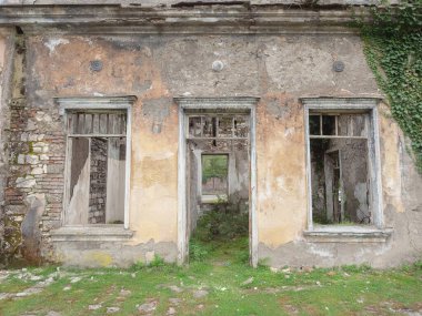 Kapısı ve kırık pencereleri olmayan terk edilmiş bir binayı soymak