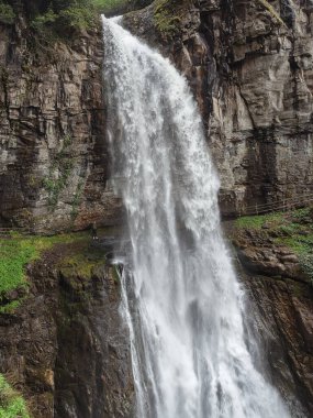 Kaynayan bir şelale uçurumdan bir vadiye akıyor..