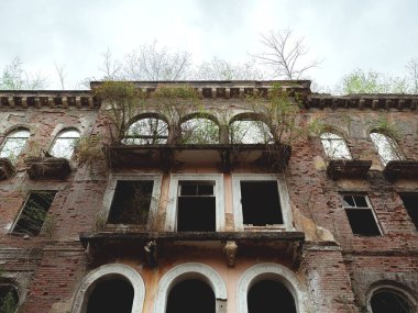 Harap olmuş eski bir terk edilmiş ev. Alt görünüm.