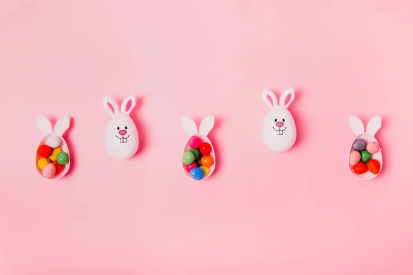 Çikolatalı yumurtalarla dolu komik tavşan yumurtaları konteynırıyla Paskalya festivalinin en güzel manzarası. Tavşan sembolü. Paskalya yumurtası avı. Yaratıcı Paskalya. Düz yatıyordu. Boşluğu kopyala — Stok fotoğraf