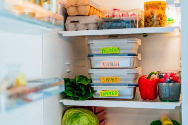 Kilo vermek için sağlıklı diyet planı, günlük hazır menü, önceden pişirilmiş beslenme çantaları ve öğle yemeği için hazır, buzdolabında dur. Çevre dostu sağlıklı yiyeceklerle dolu konteynırlar. Pişirme öncesi konsept.