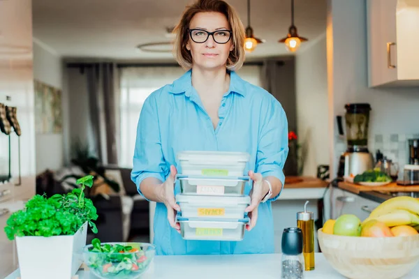 Healthy diet plan for weight loss, daily ready meal menu. Woman holding lunch boxes just cooked in advance, ready to be served. Containers with eco healthy food. Pre-cooking concept. Selective focus. — 스톡 사진