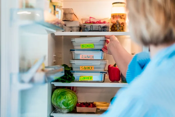 健康饮食计划减肥 每日即食菜单 女人把早餐盒提前煮好 准备好放在冰箱里 装有生态健康食品的容器 预煮概念 — 图库照片