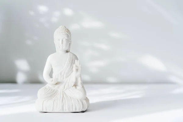 Dekorative Weiße Buddha Statuette Auf Weißem Hintergrund Mit Sonnenlicht Schatten — Stockfoto