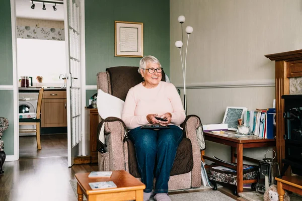 Retrato Una Anciana Jubilada Sonriente Cómodo Sillón Con Control Remoto —  Fotos de Stock