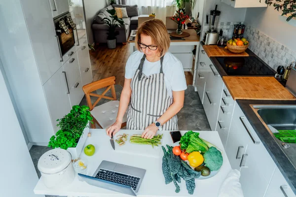 Femme Âge Moyen Suivant Cours Vidéo Tutoriel Cuisine Sur Ordinateur — Photo