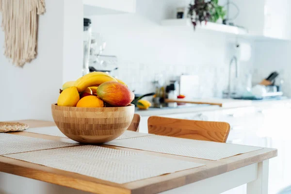 Home Küchentisch Mit Selektivem Fokus Auf Bambusschale Mit Exotischen Früchten — Stockfoto