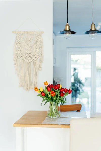 Stylový Moderní Boho Skandi Interiér Otevřené Bílé Kuchyně Tulipánovými Květy — Stock fotografie
