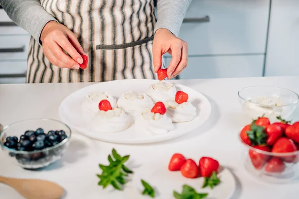 Kochen Selbst Gemachtes Baiser Zubereiten Weibliche Hände Dekorieren Pavlova Kuchen — Stockfoto