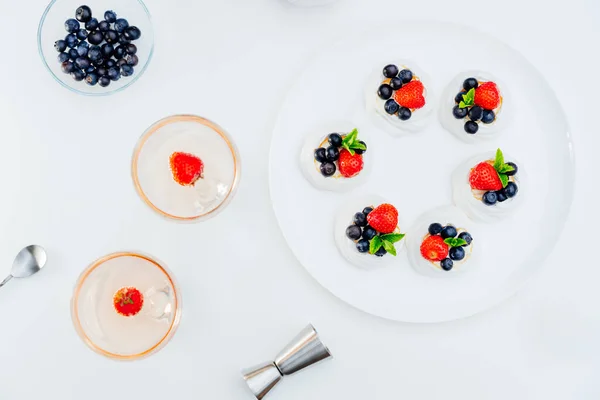 Baiser Pavlova Kuchen Mit Frischen Erdbeeren Und Blaubeeren Mit Minze — Stockfoto