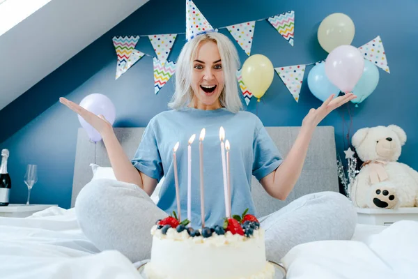 Emozionata Donna Emotiva Cappello Festa Compleanno Con Torta Festiva Con — Foto Stock