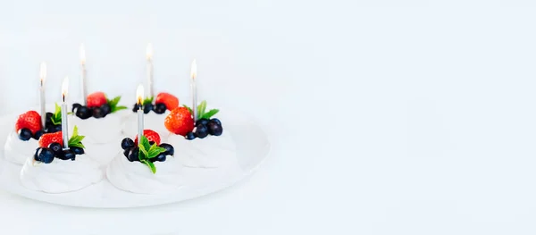 Meringue Dessert Pavlova Cake Nests Fresh Strawberries Blueberries Mint White — Zdjęcie stockowe