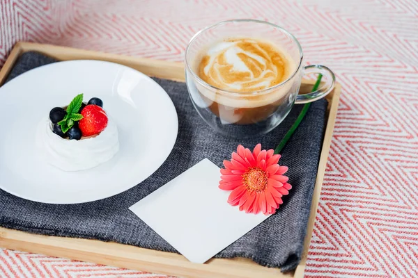 Tasse Kaffee Pavlova Desserttorte Gerbera Blume Und Leere Postkarte Mit — Stockfoto