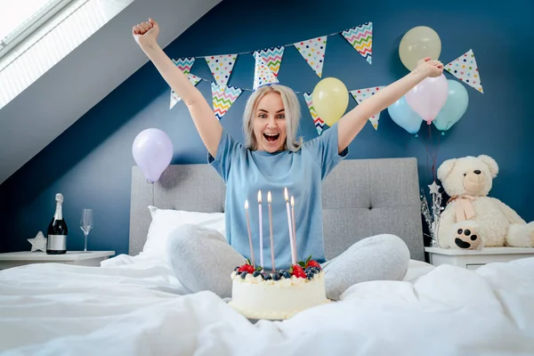 Spännande Känslomässig Kvinna Födelsedagskalas Med Festlig Tårta Med Ljus Sängen — Stockfoto