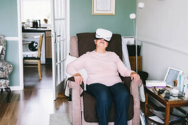 Mujer Mayor Con Gafas Realidad Virtual Casa Señora Emocional Con —  Fotos de Stock