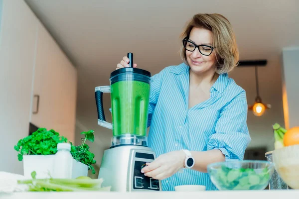 Middle Aged Woman Blender Green Vegetables Making Detox Shake Green — Stock Photo, Image