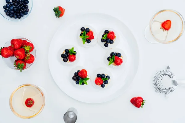 Top View Meringue Pavlova Cakes Fresh Strawberries Blueberries Mint White — Stockfoto