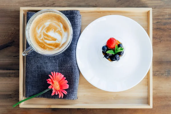 Pavlova Dessert Mini Kuchen Tasse Latte Kaffee Und Frische Gerbera — Stockfoto