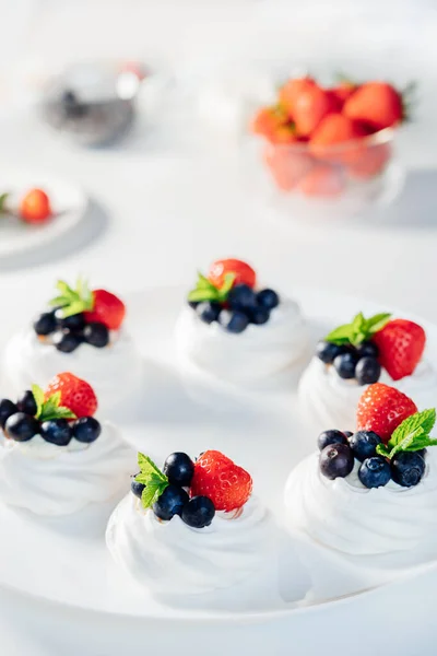 Baiser Dessert Pavlova Kuchen Mit Frischer Sahne Erdbeeren Und Blaubeeren — Stockfoto