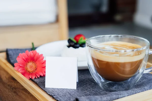 Ένα Φλιτζάνι Καφέ Ένα Γλυκό Pavlova Ένα Λουλούδι Gerbera Και — Φωτογραφία Αρχείου
