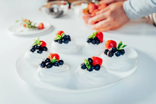 Kochen Selbst Gemachtes Baiser Zubereiten Weibliche Hände Dekorieren Pavlova Kuchen — Stockfoto